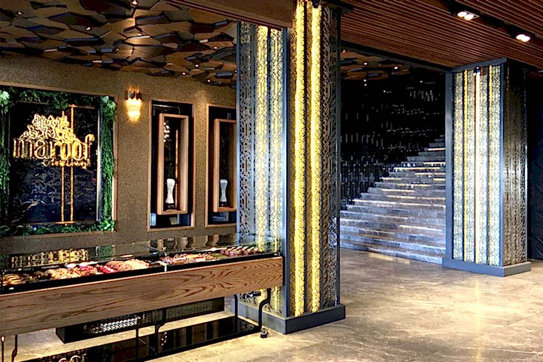 cevat-aksoy-tasarim, sadece-creative-studio, maroof-cafe-lounge, masa-tasarim, pasta-stand-tasarım, kolon-giydirme, aydinlatma, loca-tasarim, tavan-dekoru, merdiven-dekoru