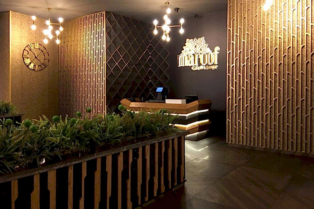 cevat-aksoy-tasarim, sadece-creative-studio, maroof-cafe-lounge, banko-tasarim, ciceklik-tasarım, duvar-giydirme, aydinlatma, reception-tasarim,